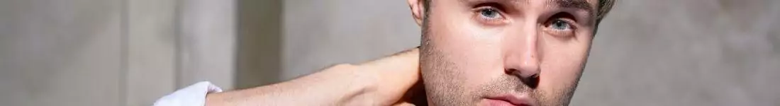 "Męski głos. Kobiece słowa."