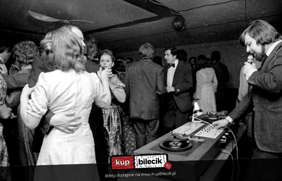 Zabawa karnawałowa z czarną płytą