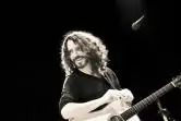 Pasek z gitary Chrisa Cornella pomoże w walce z uzależnieniami