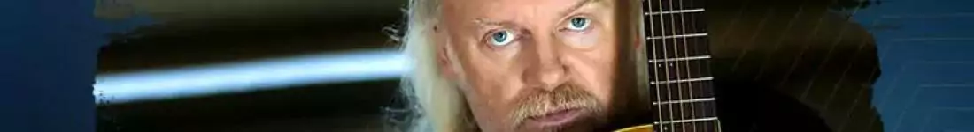 Andrzej Sikorowski w towarzyszeniu gitarzysty